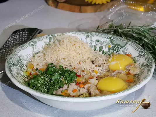 Начинка из овощей и колбасок с яйцами и пармезаном