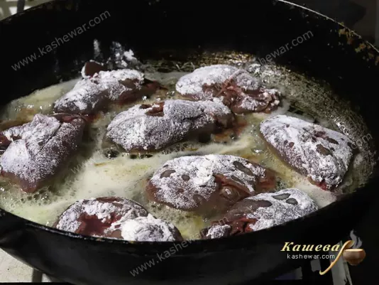 Яловича печінка в сковороді