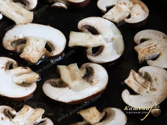 Frying mushrooms for cake decoration