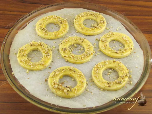Sprinkle shortcrust pastry rings with nuts