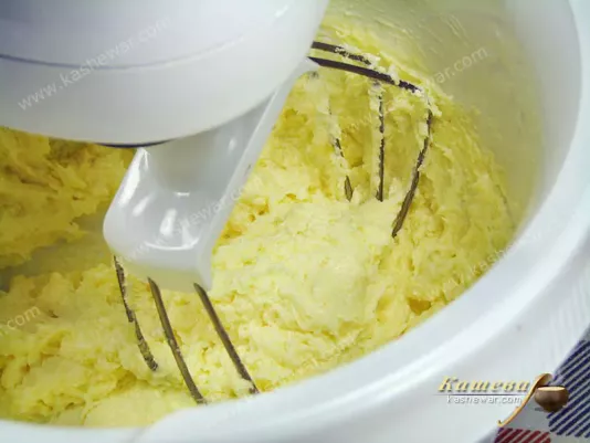 Сахар с маслом и яйцами