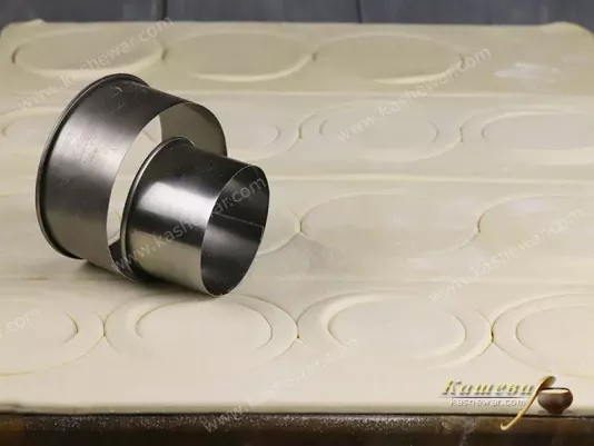Cutting circles in puff pastry
