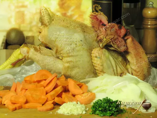 Петух с луком, морковью и зеленью