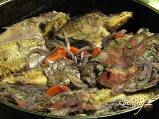 Порезаный петух в жаровне