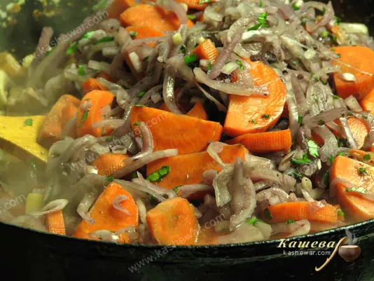 Маринованные морковь и лук в сковороде