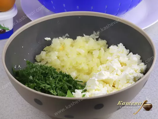 Обжаренный лук, творог и зелень