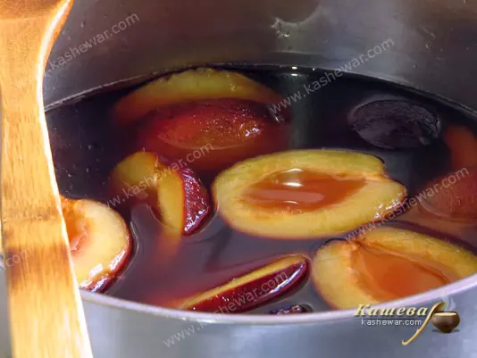 Готовый компот из слив