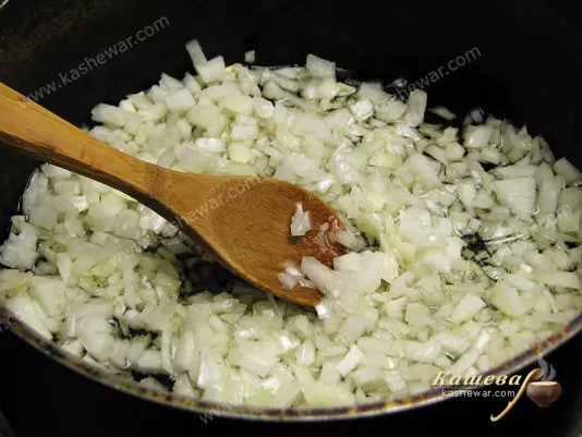Onions fried in tail fat