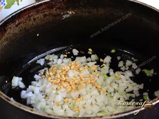 Onions with pine nuts