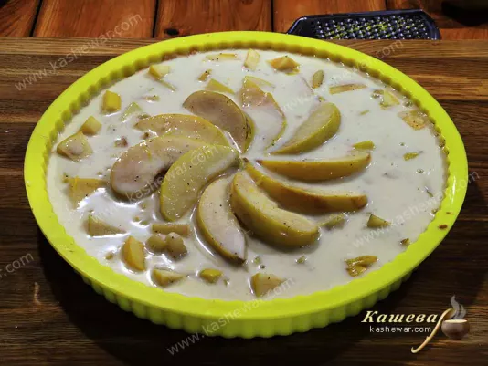 Пирог из айвы перед выпечкой залитый кремом