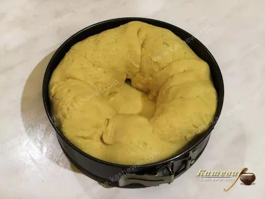 Preparing quince pie for baking