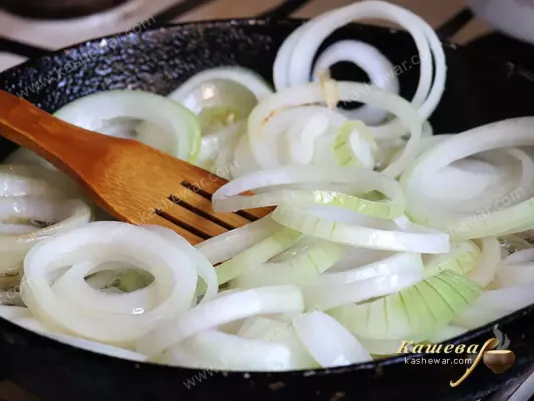 Sliced onion into rings