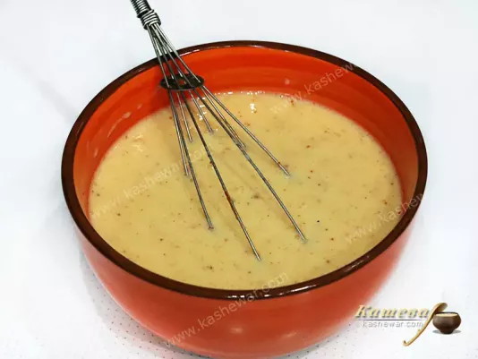 Eggs with sour cream and spices