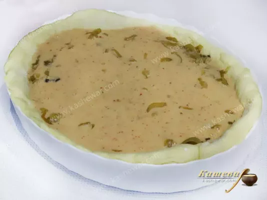 Pour the onion pie with a mixture of sour cream and eggs