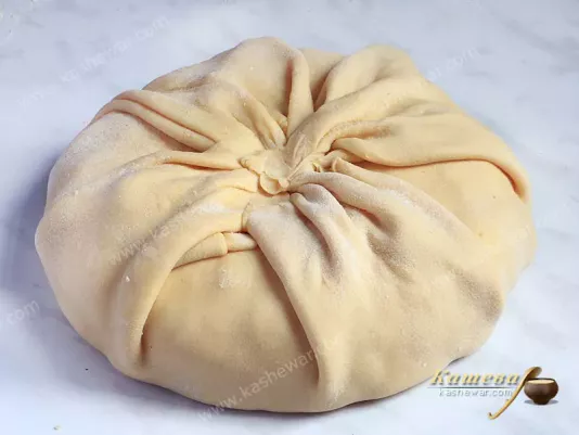 Shaping the cheese pie