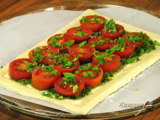Pie filling with tomatoes and pesto