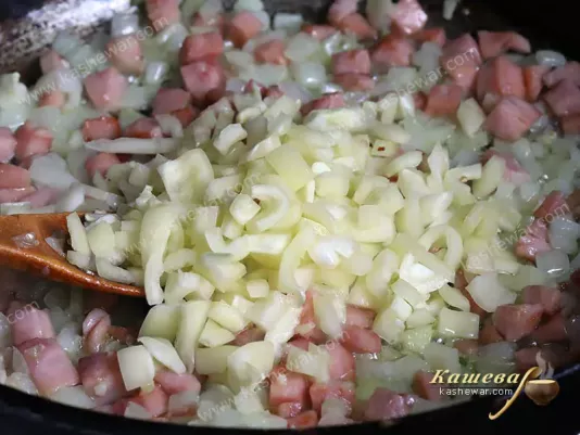 Шинка з цибулею та солодким перцем