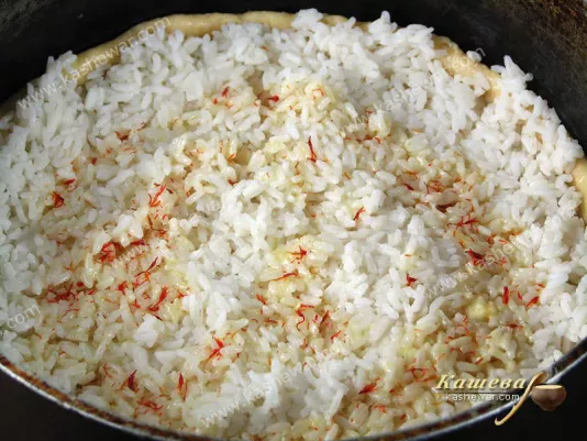 Put rice on the kazmag, pour over saffron and stew
