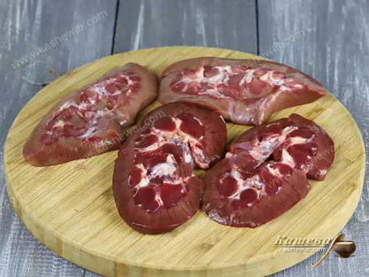 Sliced pork kidneys