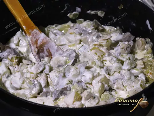 Sour cream with kidneys and mushrooms