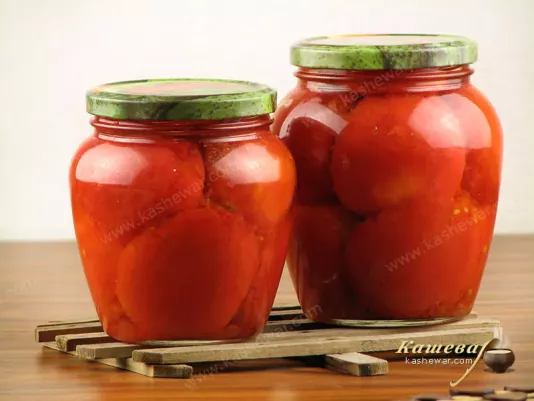 Укупореные банки с помидорами без кожуры