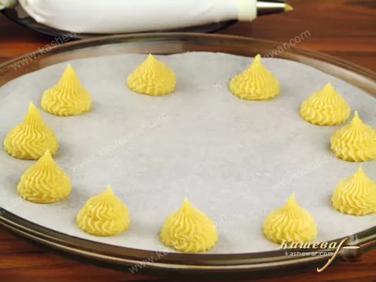 Using a syringe, squeeze the dough onto a baking sheet