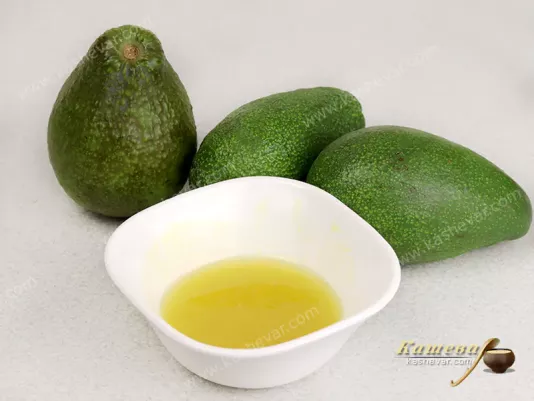 Avocado and salad dressing