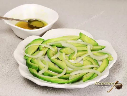 Simple onion salad with avocado