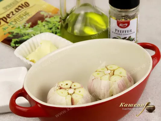 Garlic seasoned with oregano