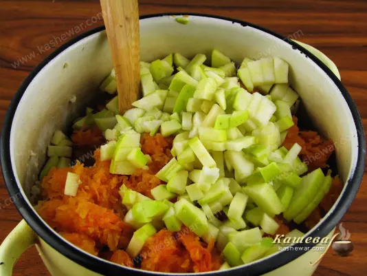 Mix pumpkin, apples and millet porridge
