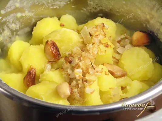 Potatoes with roasted garlic and fried onions