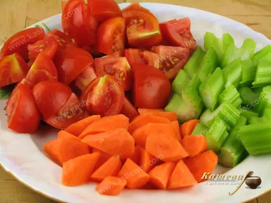 Морковь, помидоры и черешковый сельдерей для рагу
