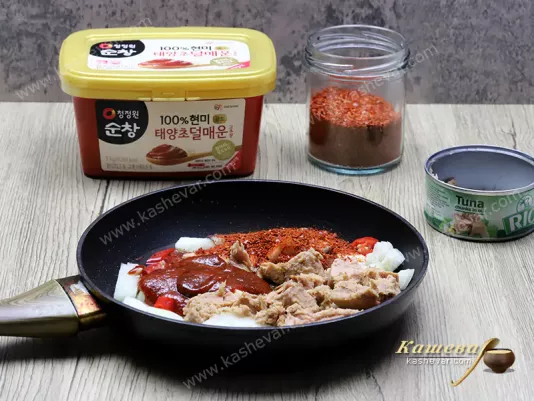 Tuna in oil with onions and chili paste