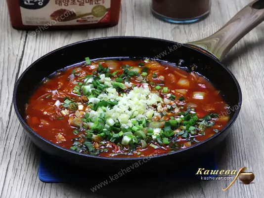 Spicy tuna stew in lettuce leaves