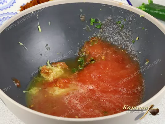 Grind tomatoes with pepper and ginger