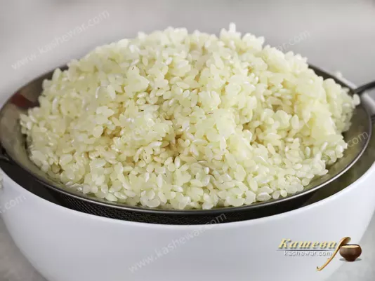 Washing rice for sushi