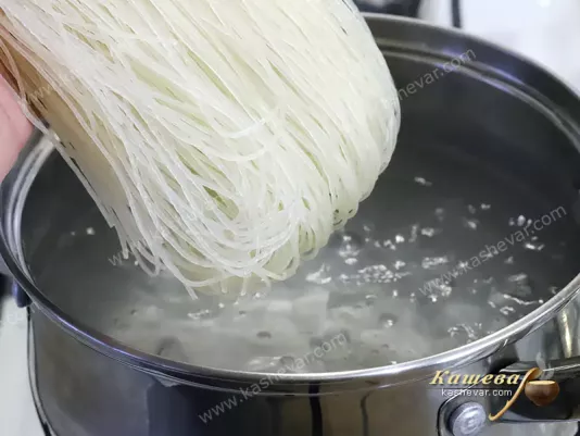 Boiled rice noodles