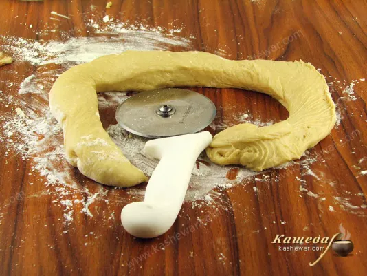 Form a tourniquet from the yeast dough that has risen