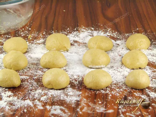 Divide the dough into 12 parts and roll into balls