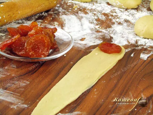 Put dried apricots on the edge of the dough
