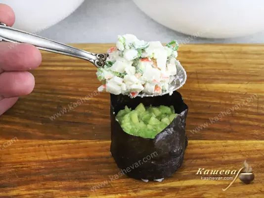 Filling gunkan-maki sushi with stuffing