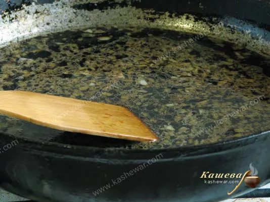 The sauce for the rolls of turkey