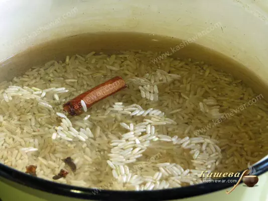 Rice with cinnamon and cloves