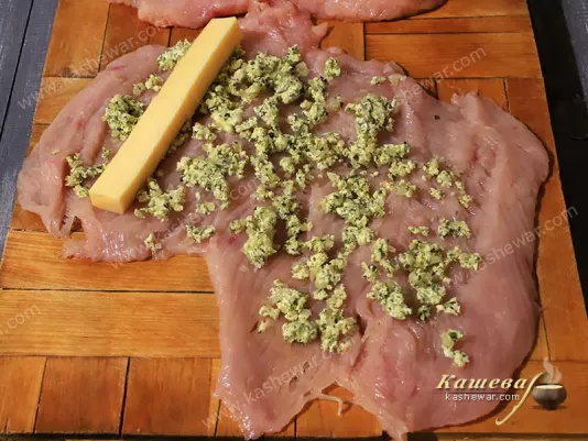 Филе индейки с маслом, зеленью и сыром