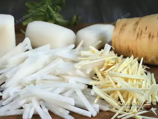 Порезанные дайкон и пастернак