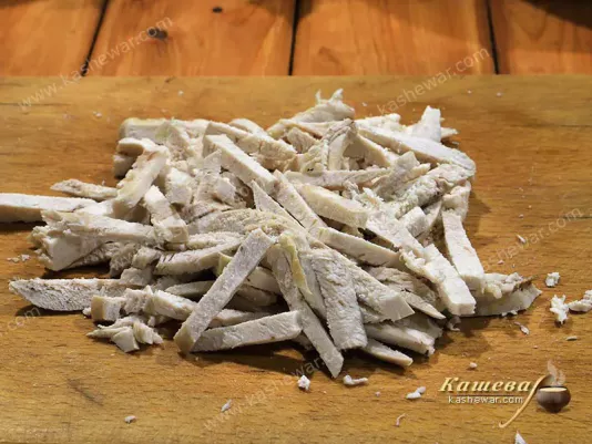 Куриное филе отварное и нарезанное соломкой