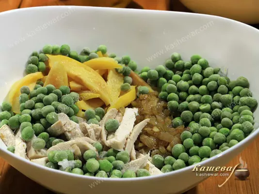 Зеленый горошек с айвой и курицей