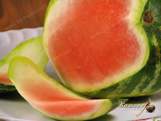 Cleaning watermelon for salad