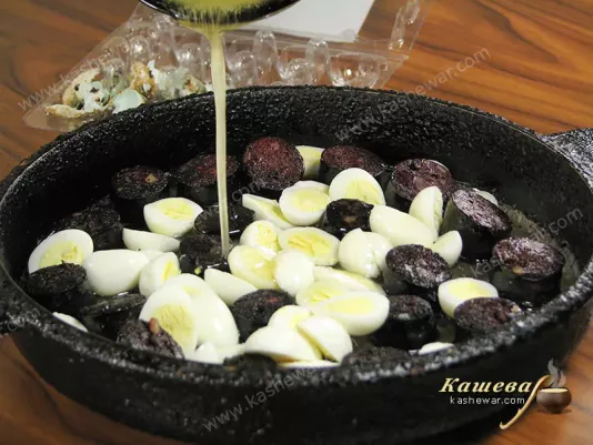Adding vinaigrette sauce and spreading salad