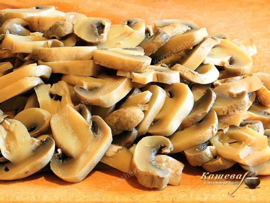 Mushrooms cut into plates